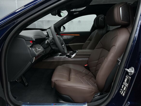 2026 BMW 7 серии 740 xDrive VII (G70) Рестайлинг, синий, 26500000 рублей - вид 10