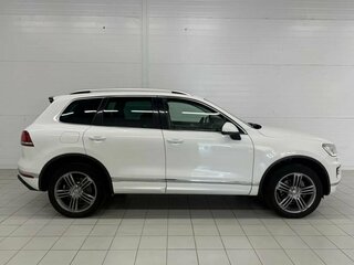 2017 Volkswagen Touareg II Рестайлинг, белый, 3130000 рублей, вид 4