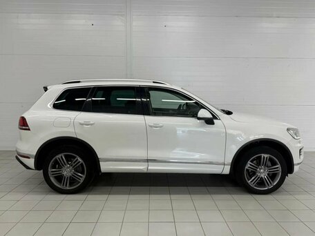 2017 Volkswagen Touareg II Рестайлинг, белый, 3095000 рублей, вид 4