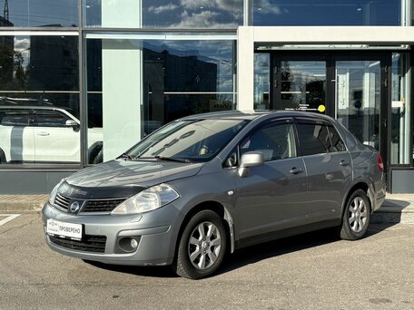 Nissan Tiida I