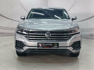 2019 Volkswagen Touareg III, серебристый, 3959000 рублей, вид 2