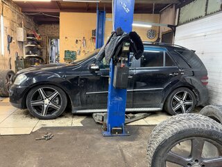 2008 Mercedes-Benz M-Класс 550 II (W164) Рестайлинг, чёрный, 1050000 рублей, вид 4