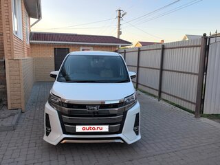 2018 Toyota Noah III (R80) Рестайлинг, белый, 2600000 рублей, вид 2
