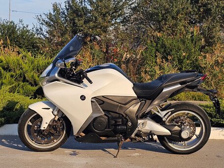 2010 Honda VFR 1200, белый, 690000 рублей, вид 4