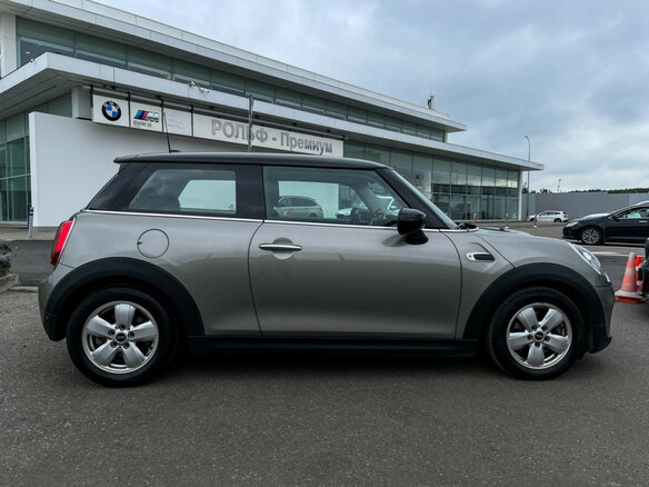 2020 Mini Hatch Cooper III (F55/F56) Рестайлинг, серебристый - вид 3