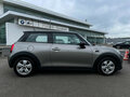 2020 Mini Hatch Cooper III (F55/F56) Рестайлинг, серебристый - вид 3