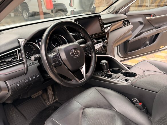 2021 Toyota Camry VIII (XV70) Рестайлинг, белый, 3000000 рублей - вид 6