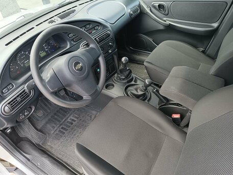 2017 Chevrolet Niva I Рестайлинг, серебристый, 730000 рублей, вид 3