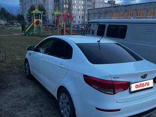 2016 Kia Rio III Рестайлинг, белый, 900000 рублей, вид 4
