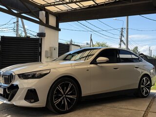 2024 BMW 5 серии 530i xDrive VIII (G60/G61/G68), белый, 7750000 рублей, вид 2