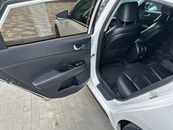 2019 Kia Optima IV Рестайлинг, белый, 1450000 рублей - вид 17