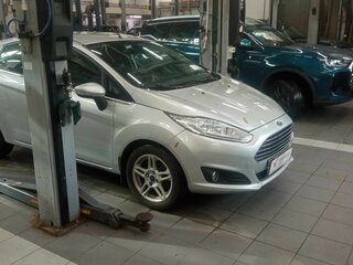2016 Ford Fiesta Mk6 Рестайлинг, серебристый, 630000 рублей, вид 2