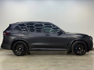 2020 BMW X5 M50i IV (G05/G18), чёрный, 6690000 рублей, вид 4