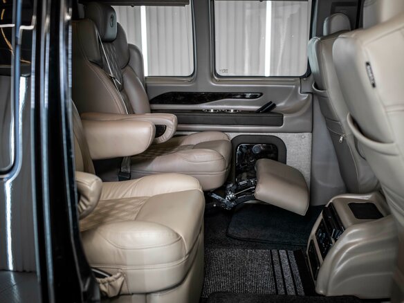 2024 GMC Savana I Рестайлинг, чёрный, 14999999 рублей - вид 29