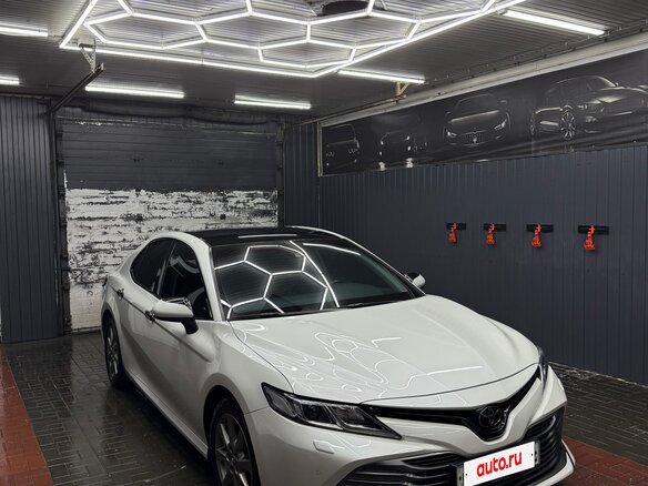 2019 Toyota Camry VIII (XV70), белый - вид 2