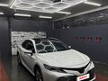 2019 Toyota Camry VIII (XV70), белый - вид 2