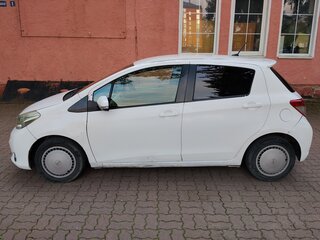 2011 Toyota Vitz III (XP130), белый, 350000 рублей, вид 3