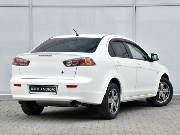 2011 Mitsubishi Lancer X Рестайлинг, белый - вид 2
