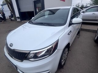2016 Kia Rio III Рестайлинг, белый, 930000 рублей, вид 4