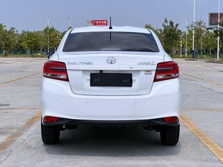 2022 Toyota Yaris IV, белый, 890000 рублей, вид 5