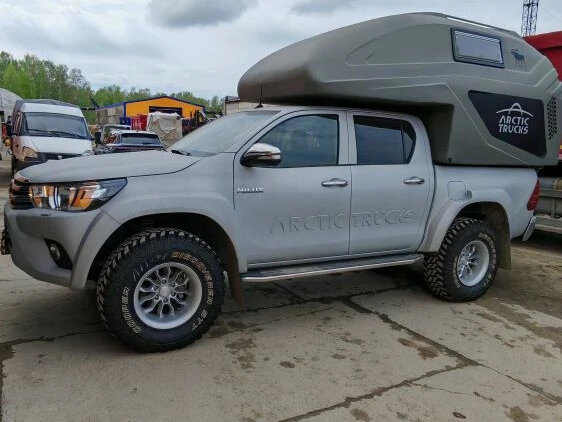 2016 Toyota Hilux VIII, чёрный, 8000000 рублей