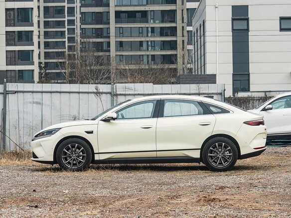 2026 BYD Qin L, бежевый, 1970000 рублей - вид 3