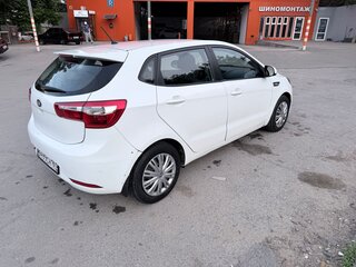 2013 Kia Rio 4-speed III, белый, 850000 рублей, вид 5