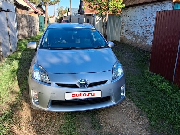 2011 Toyota Prius III Рестайлинг (XW30), серебристый, 1150000 рублей - вид 1