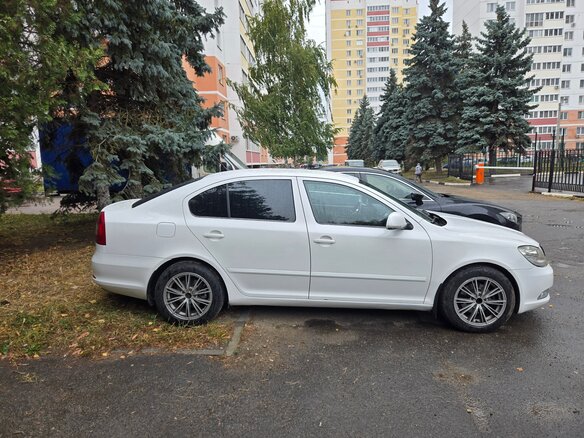 2011 Skoda Octavia II (A5) Рестайлинг, белый, 695000 рублей - вид 2
