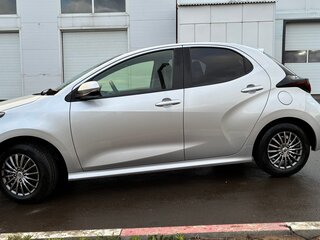 2020 Toyota Yaris IV, серебристый, 1300000 рублей, вид 5