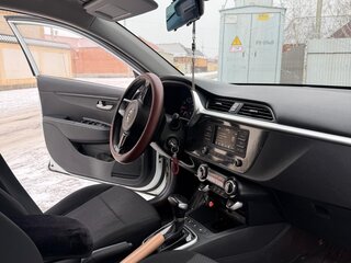 2020 Kia Rio IV Рестайлинг, белый, 1300000 рублей, вид 5