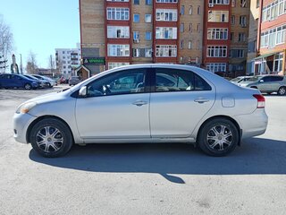 2007 Toyota Yaris II, серебристый, 550000 рублей, вид 3
