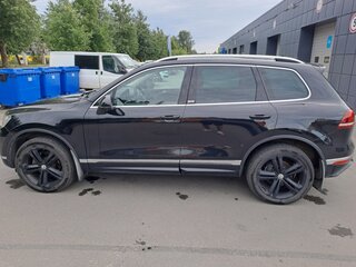2017 Volkswagen Touareg II Рестайлинг, чёрный, 3200000 рублей, вид 2