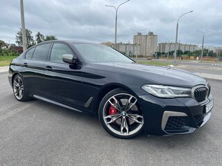 2021 BMW 5 серии M550i xDrive VII (G30/G31/G38) Рестайлинг, синий, 4800000 рублей, вид 4