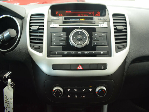 2015 Kia Venga 5-speed I Рестайлинг, красный, 895000 рублей - вид 17
