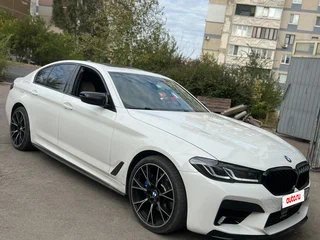 2021 BMW 5 серии 540i xDrive VII (G30/G31/G38) Рестайлинг, белый, 5850000 рублей, вид 4