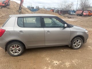 2010 Skoda Fabia II Рестайлинг, серебристый, 380000 рублей, вид 2