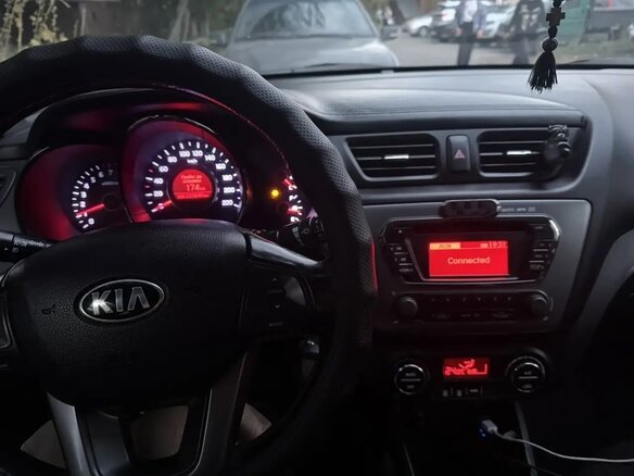 2013 Kia Rio 5-speed III, серый, 620000 рублей - вид 6