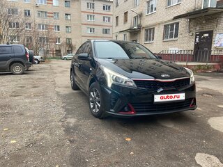 2020 Kia Rio IV Рестайлинг, чёрный, 1800000 рублей, вид 2