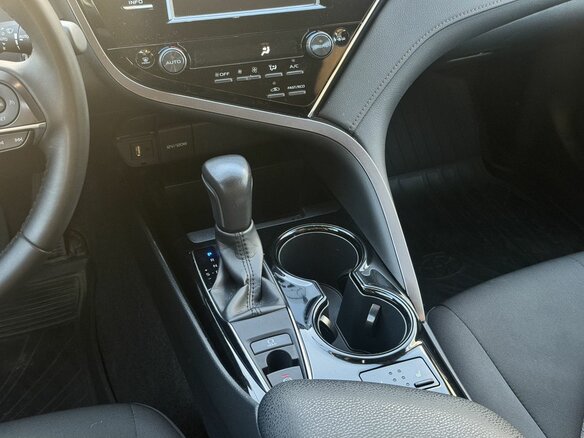 2020 Toyota Camry VIII (XV70), чёрный, 2450000 рублей - вид 16