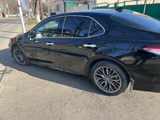 2020 Toyota Camry VIII (XV70), чёрный, 2850000 рублей, вид 4