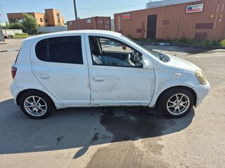 1999 Toyota Vitz I (P10), белый, 210000 рублей, вид 3