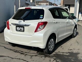 2015 Toyota Vitz III (XP130) Рестайлинг, белый, 550404 рублей, вид 3