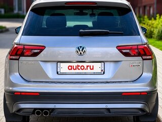 2017 Volkswagen Tiguan II, серебристый, 2550000 рублей, вид 4