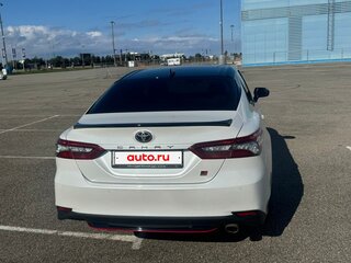 2021 Toyota Camry VIII (XV70) Рестайлинг, белый, 3000000 рублей, вид 4
