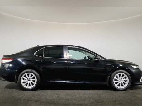 2021 Toyota Camry VIII (XV70) Рестайлинг, чёрный, 2425000 рублей, вид 4