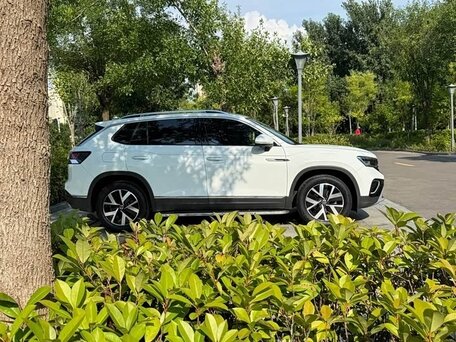 2023 Volkswagen Tayron I Рестайлинг, белый, 2570000 рублей, вид 2