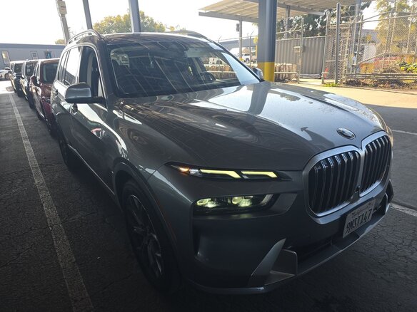 2025 BMW X7 40i I (G07) Рестайлинг, серый - вид 2