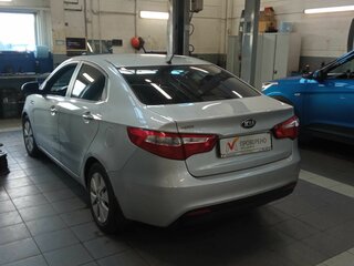2015 Kia Rio III Рестайлинг, серебристый, 950000 рублей, вид 4