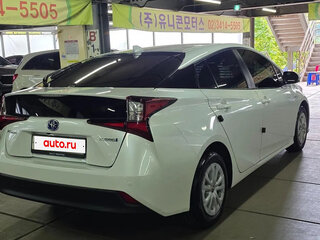 2022 Toyota Prius IV Рестайлинг (XW50), белый, 2200000 рублей, вид 5